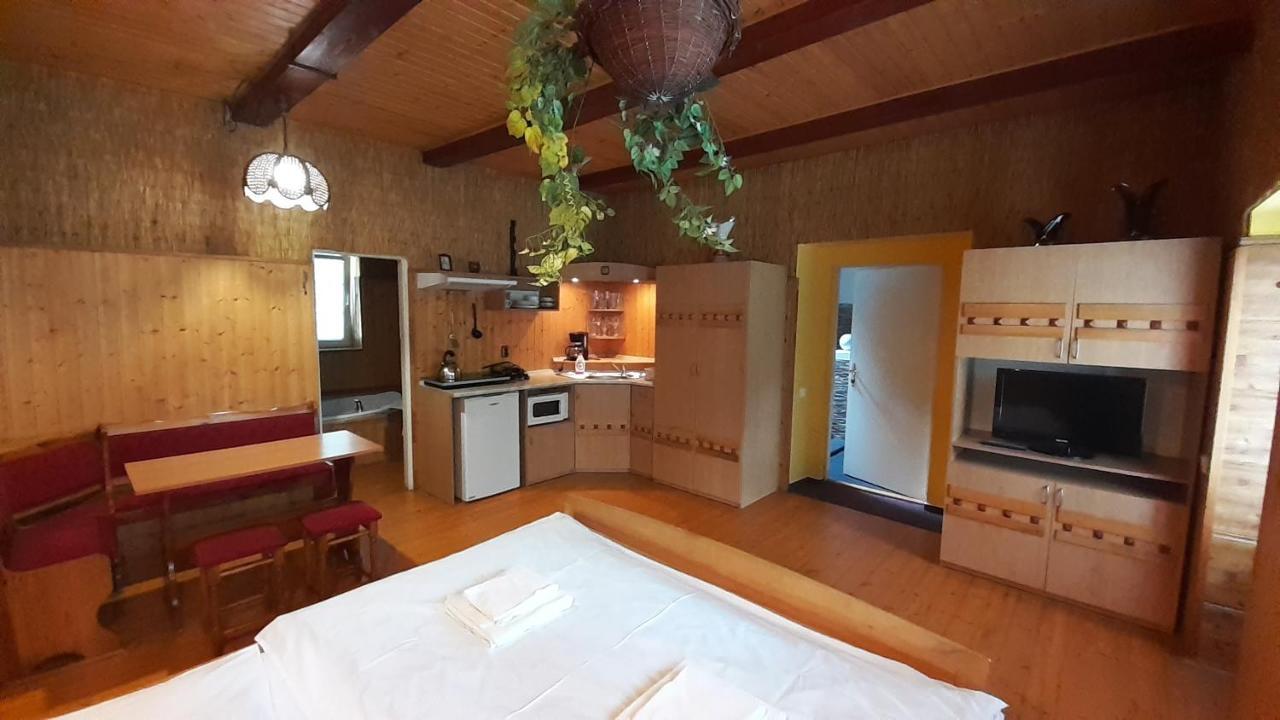 Resort Chribska Apartmany Adri Eksteriør bilde